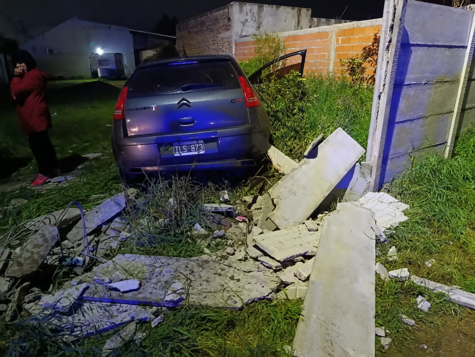 Escaparon a toda velocidad y terminaron chocando contra un paredón