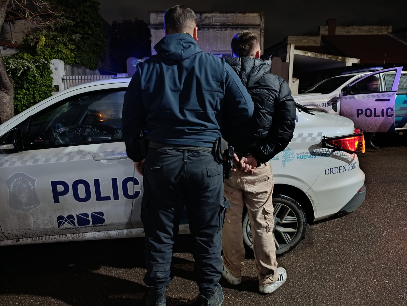 Ataque de furia: con golpes y patadas, rompió un patrullero