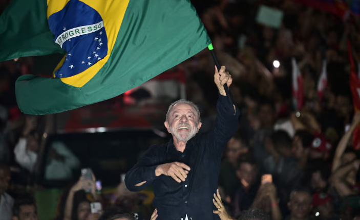 Lula da Silva ganó un histórico balotaje a Flávio Bolsonaro y asumirá un cuarto mandato en Brasil
