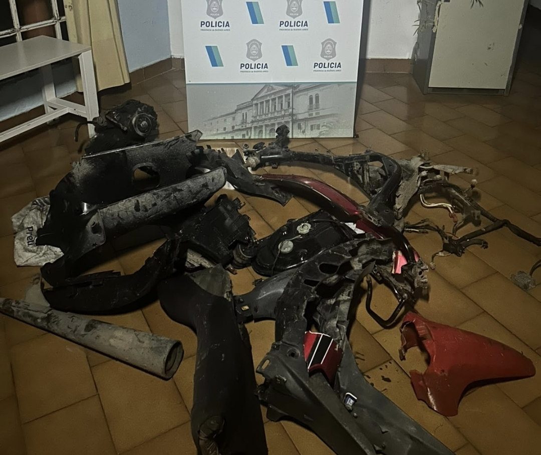 Allanamiento en Chaco al 2500: una mujer aprehendida y una moto desarmada secuestrada