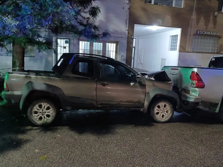 Chocó contra una camioneta estacionada y dio positivo en alcoholemia: dos mujeres hospitalizadas