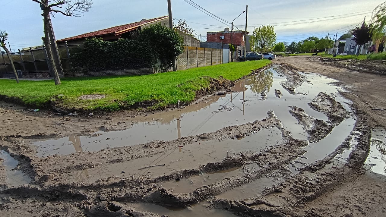 Reclamo de vecinos de Villa Delfina por la falta de drenaje de agua en el sector