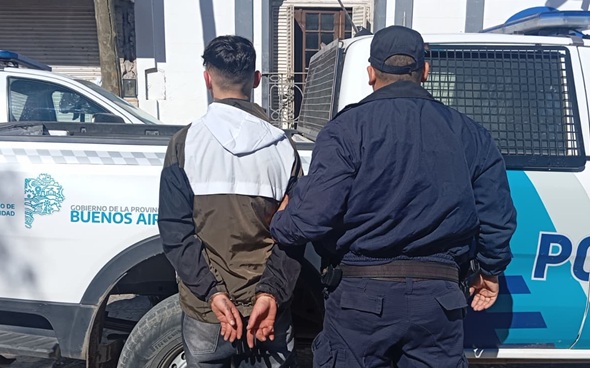 Dos delincuentes fueron sorprendidos sustrayendo elementos de una camioneta