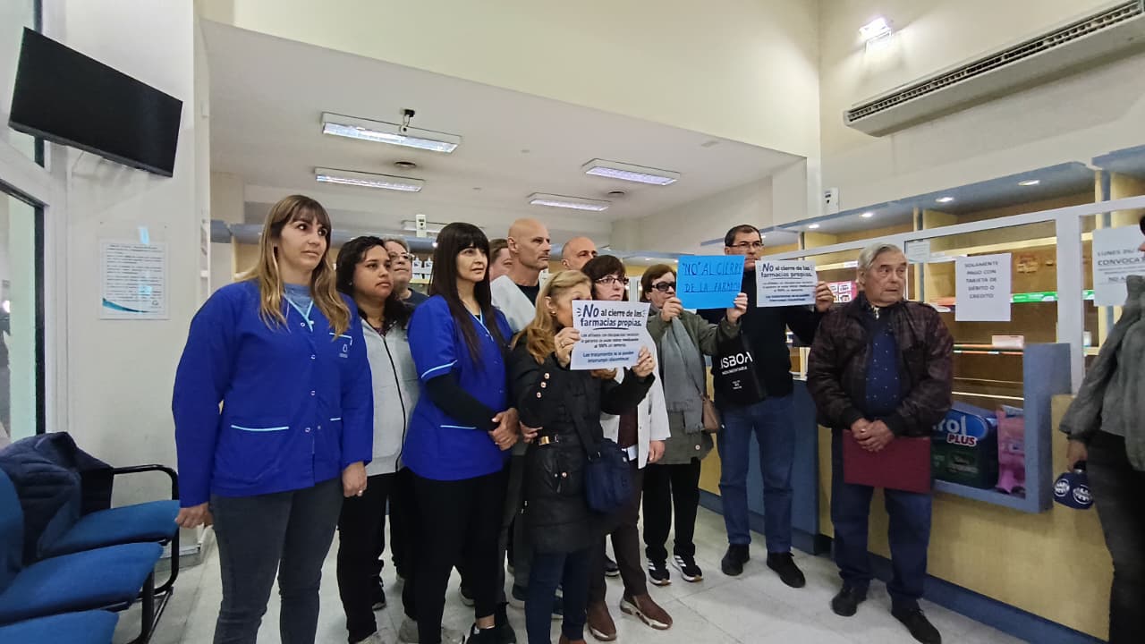 Trabajadores de la ex IOSFA y afiliados se manifestaron por el cierre de las farmacias