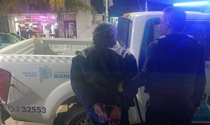 Aprehendieron a un hombre que estaba agrediendo físicamente a una mujer en la vía pública