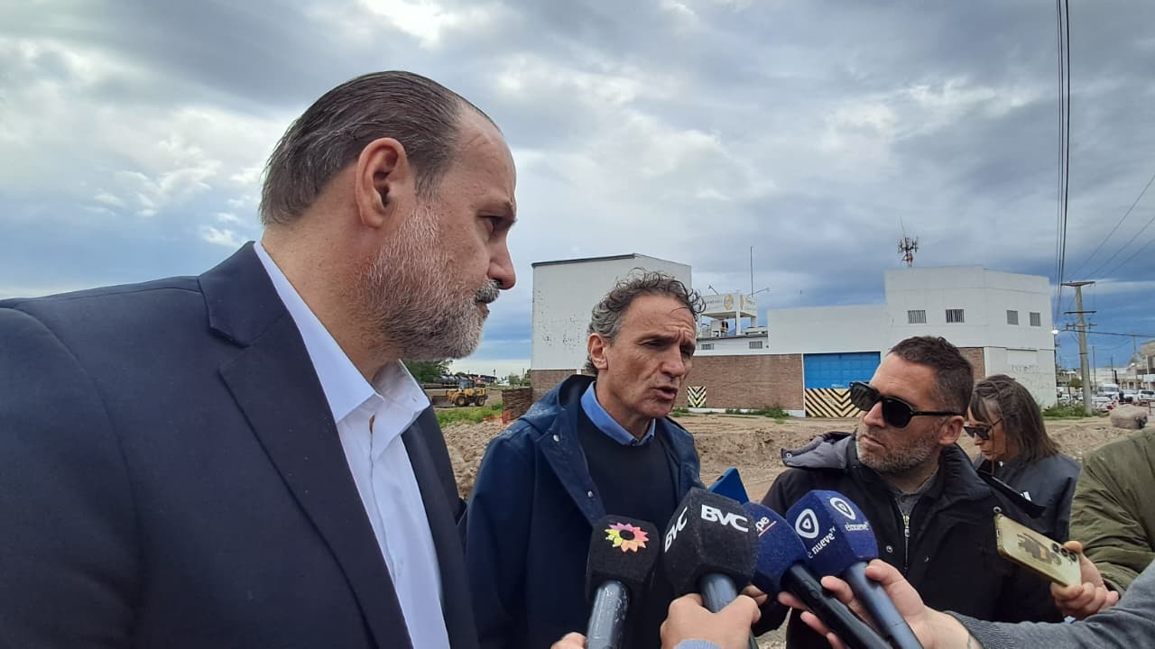 El Ministro Katopodis visitó la ciudad y presenció el inicio de la demolición del puente ferroviario