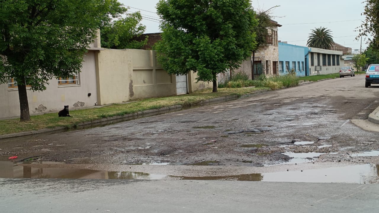Reclamos por el mal estado de las calles y pérdidas cloacales en el barrio Colón
