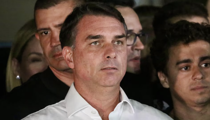 Flávio Bolsonaro no entregó su pasaporte dentro del plazo impuesto por la justicia de Brasil y la Policía lo canceló